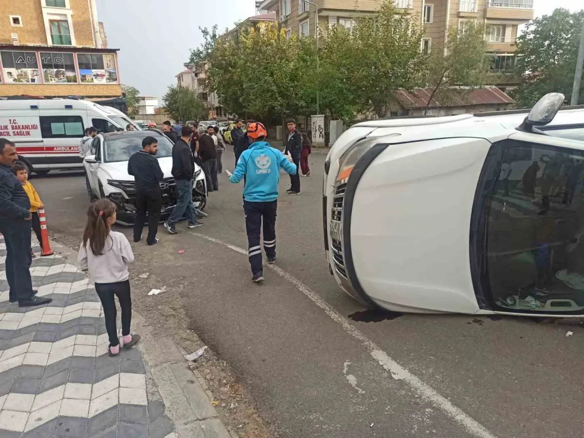 Bingöl'de otomobil ile pikap çarpıştı: Yan yatan araçtaki 2 kişi yaralandı 2