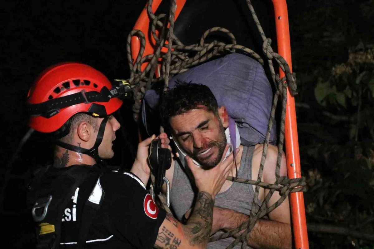 Antalya'da tahta köprüden kayalıklara düşen kişi 2 saatlik çalışmayla kurtarıldı 3