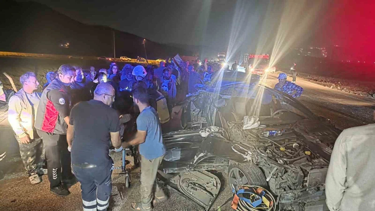 Hatay'da otomobil ile traktör çarpıştı: 3 yaralı 2