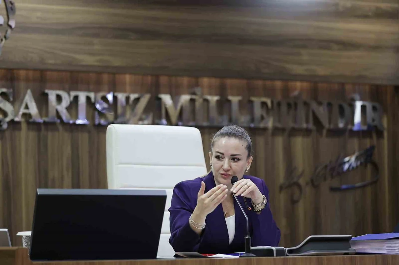 ANTALYA BÜYÜKŞEHİR BELEDİYE BAŞKANVEKİLİ BÜŞRA ÖZDEMİR, AK PARTİ'YE GEÇECEĞİ YÖNÜNDE ÇIKAN...