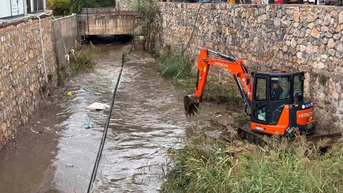 Bodrum'da sağanak yağış yolları kapattı, bahçe duvarı çöktü 1