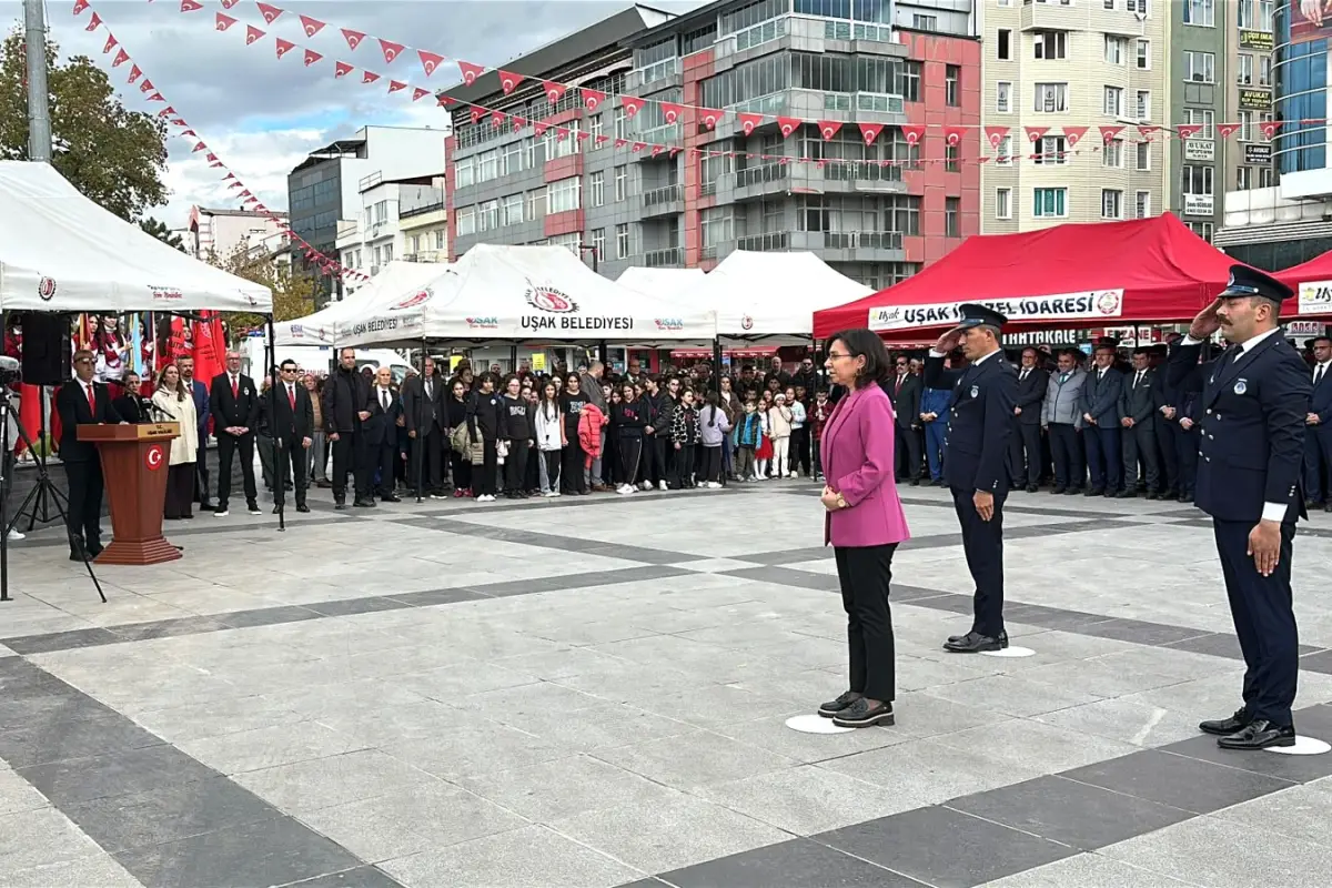 Uşak'ta 29 Ekim Cumhuriyet Bayramı kutlamaları çelenk töreniyle başladı 4