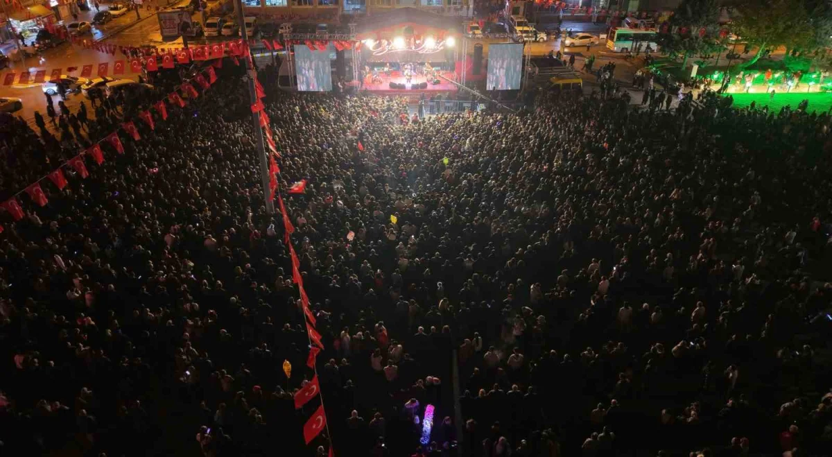 Kırıkkale'de Cumhuriyet coşkusu: Özlem Özdil türküleriyle sahne aldı 4
