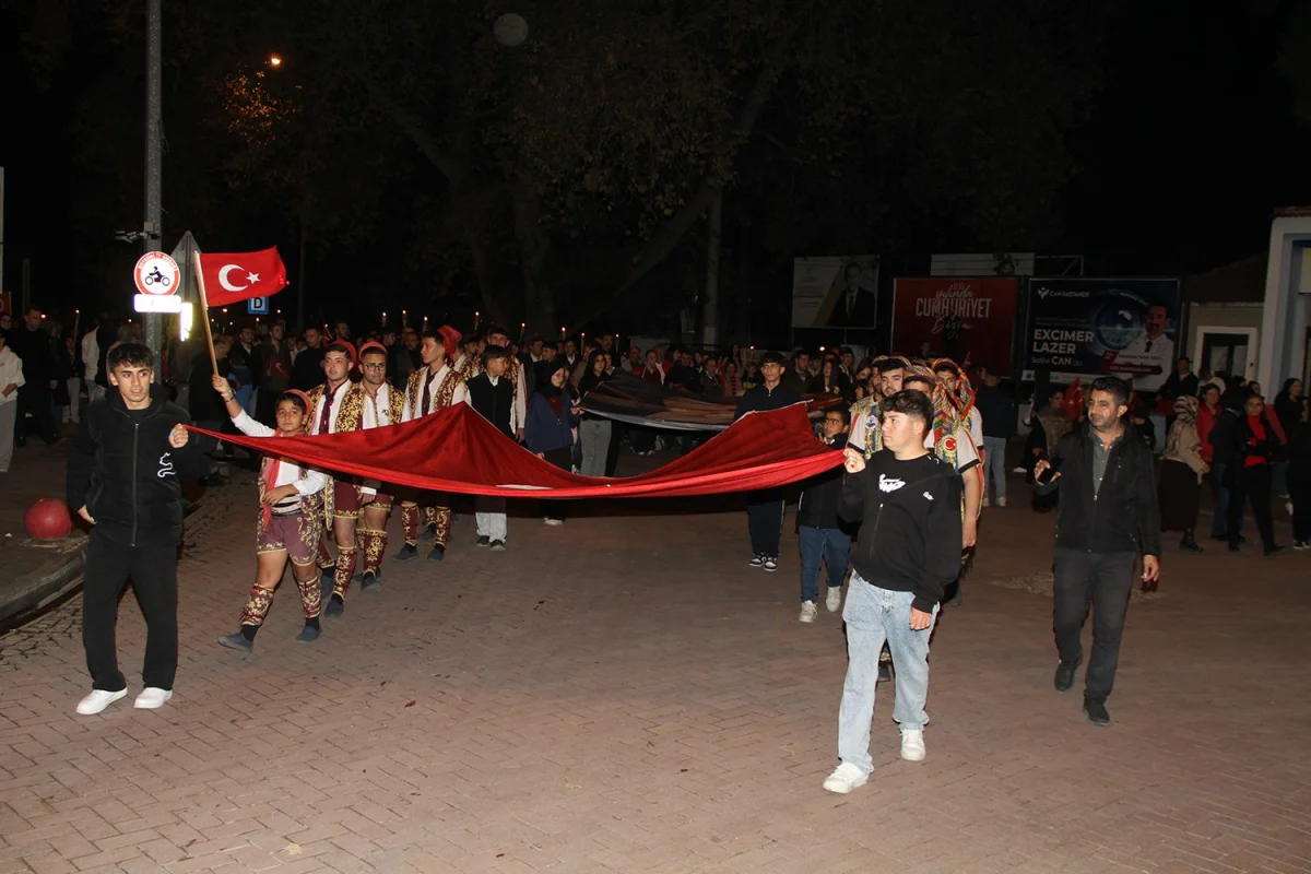 Kula'da ertelenen Cumhuriyet Bayramı coşkusu fener alayıyla yaşandı 5