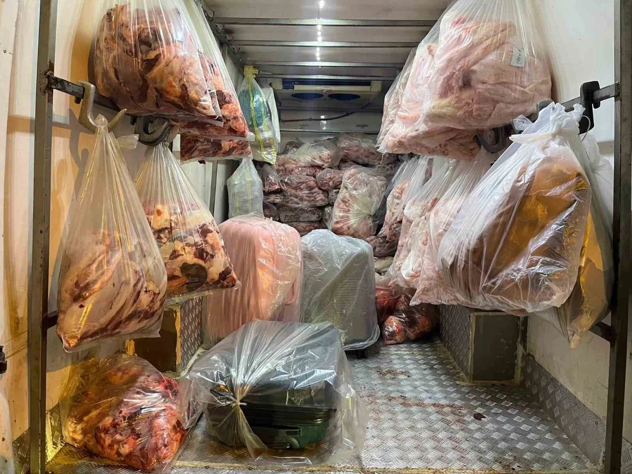 SAKARYA’NIN SAPANCA İLÇESİNDE JANDARMA EKİPLERİNCE DURDURULAN KAMYONETTE, MENŞEİ BELİRSİZ 2 TON...