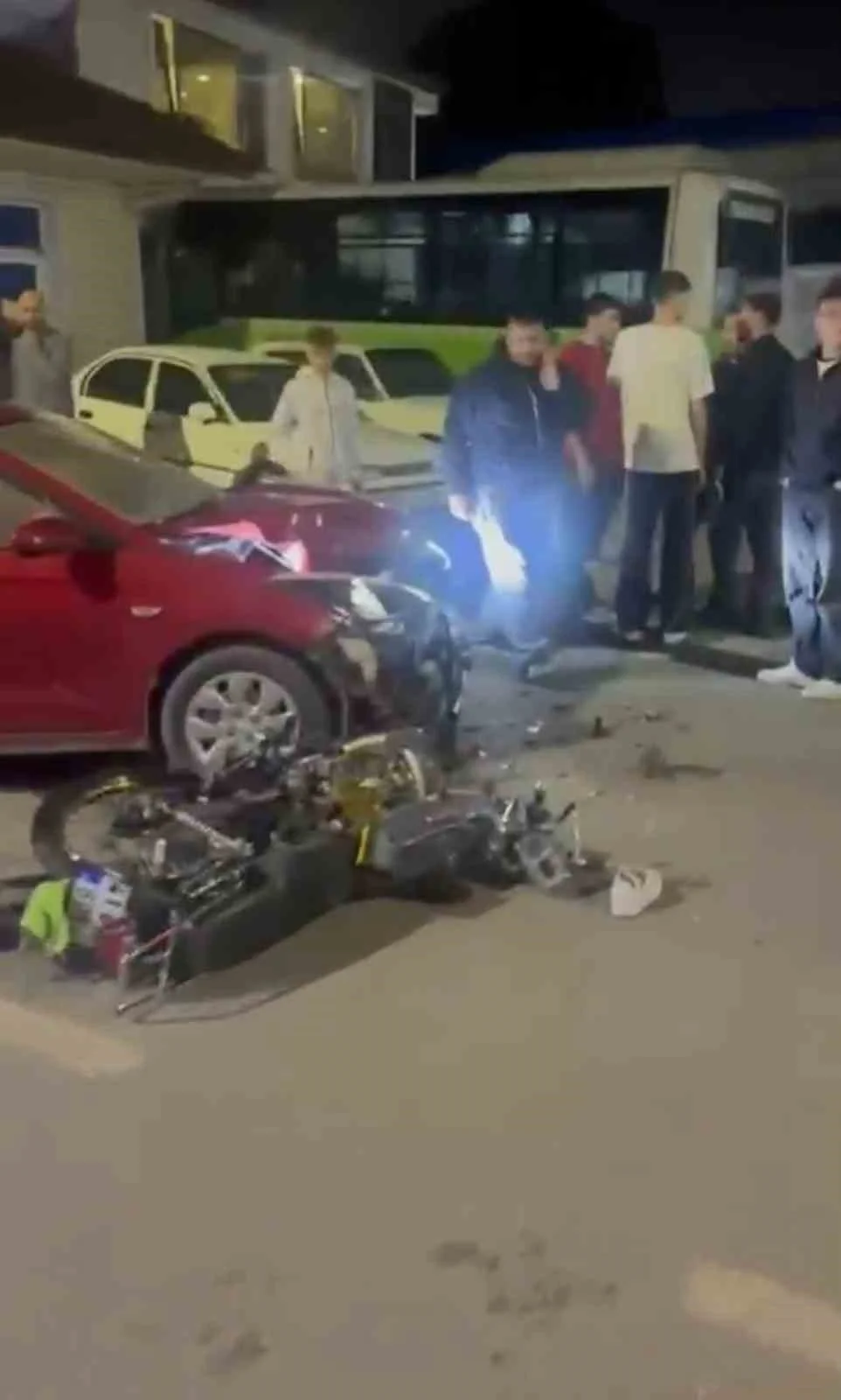 Kartepe'de otomobille çarpışan motosikletli savruldu: Dehşet anı kamerada 1