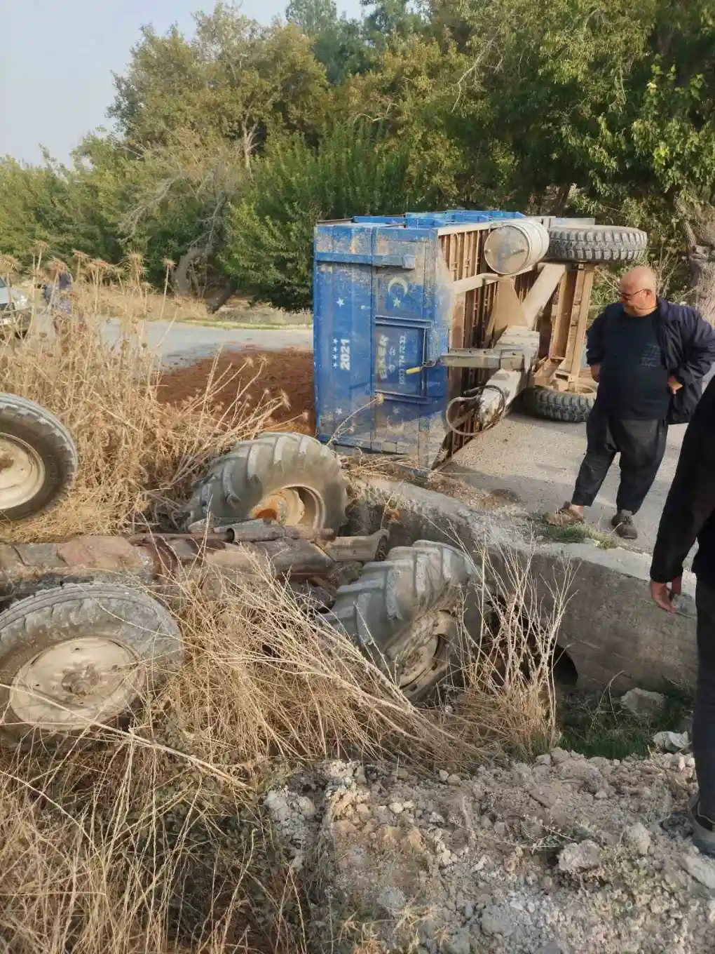 Gaziantep'te toprak yüklü traktör dereye uçtu: Sürücü yaralandı 1