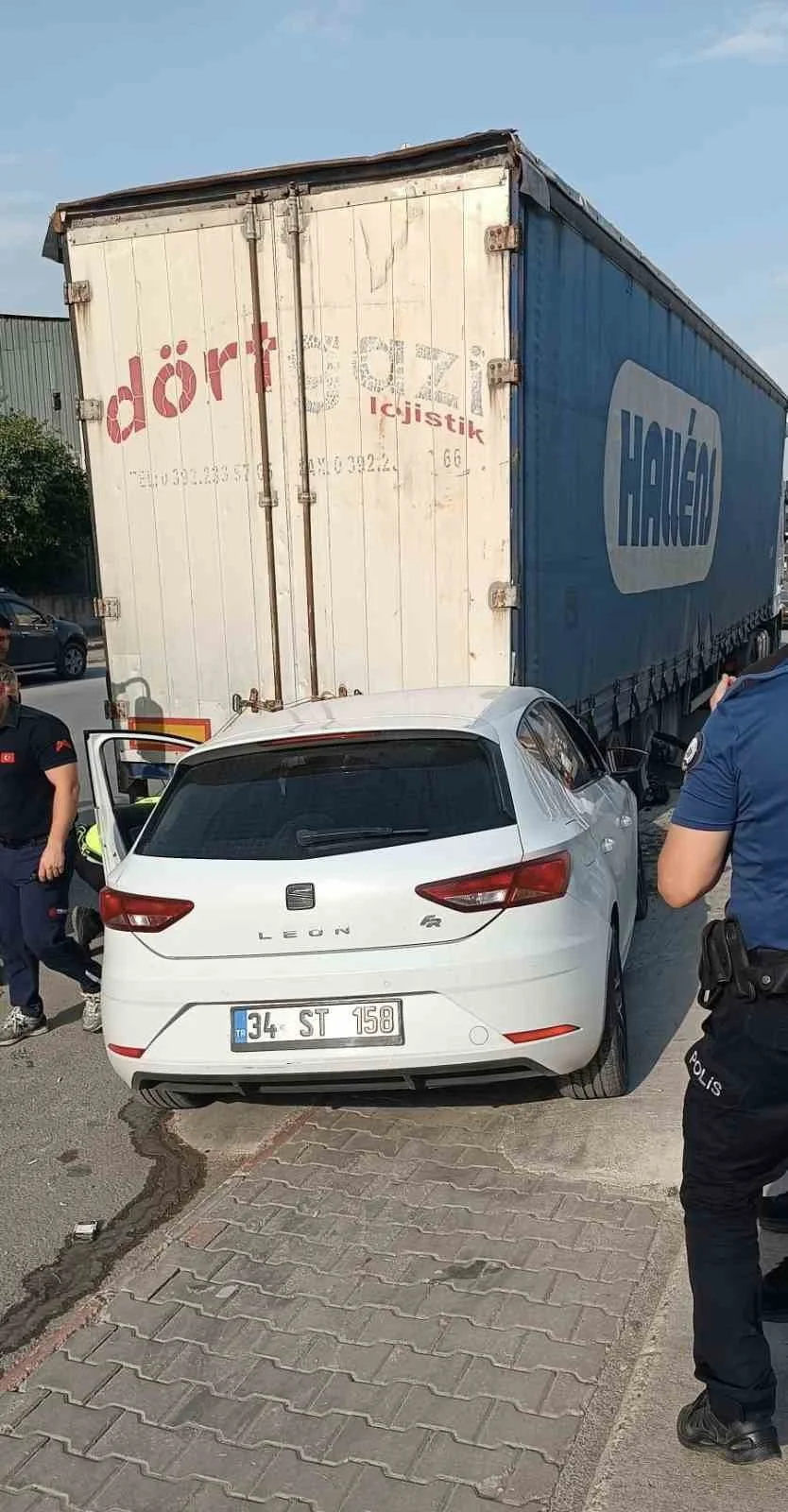 TARSUS İLÇESİNDE PARK HALİNDEKİ TIRA ARKADAN ÇARPAN OTOMOBİLİN SÜRÜCÜSÜ ARAÇ İÇERİSİNDE SIKIŞARAK...