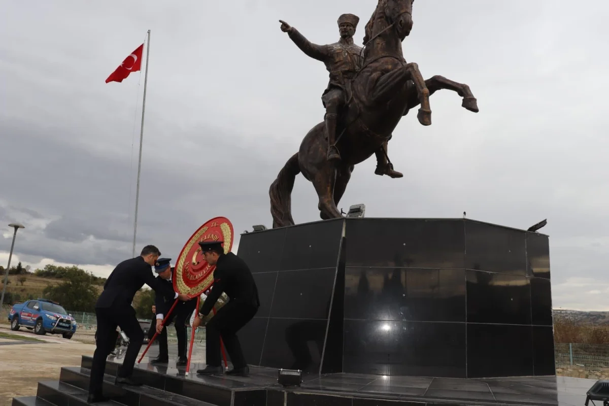 Selendi'de Cumhuriyet Bayramı kutlamaları çelenk töreniyle başladı 3