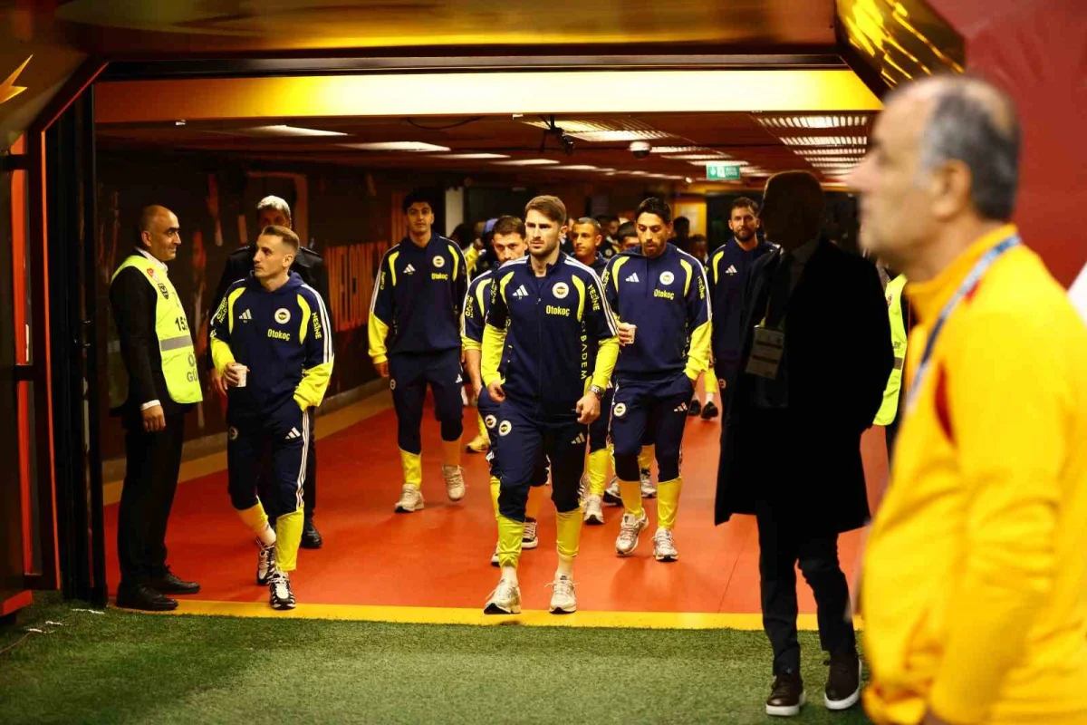 Galatasaray - Fenerbahçe derbisinde ilk dakikalar golsüz geçildi 5