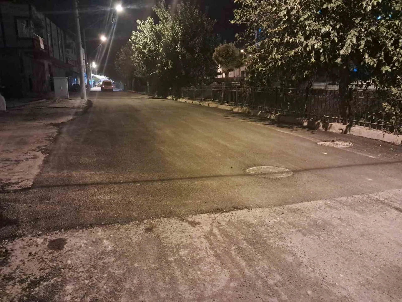 KİLİS’TE KAZANIN ARDINDAN RÖGAR KAPAĞININ BULUNDUĞU NOKTAYA ASFALT DÖKÜLDÜ