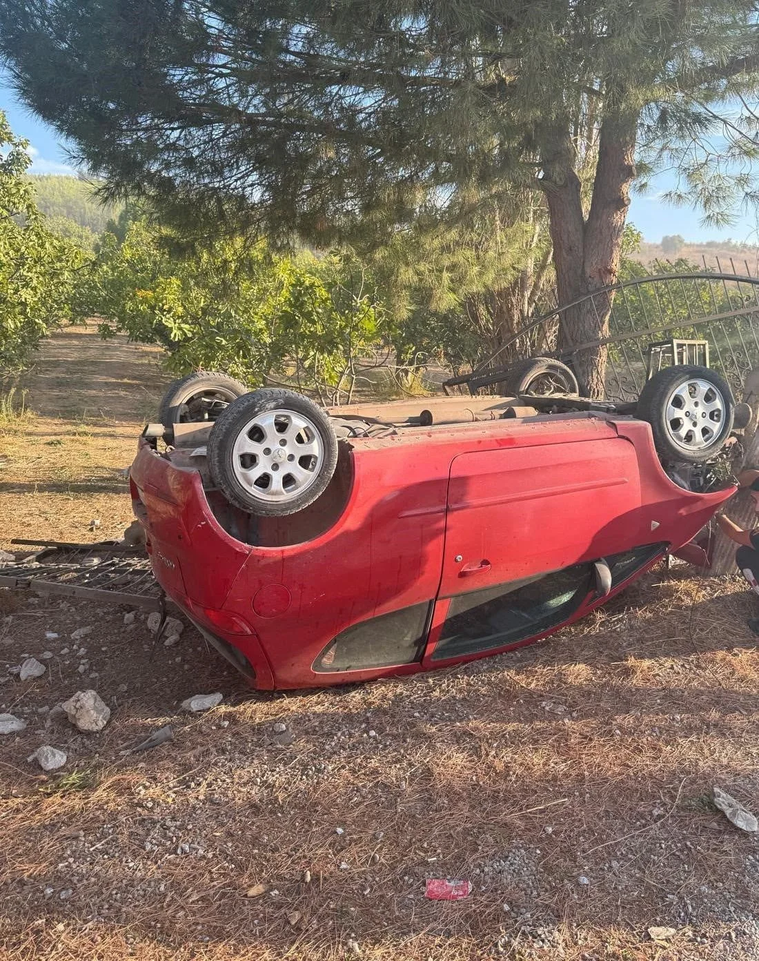 KUŞADASI’NDA OTOMOBİL TAKLA ATTI: 1 YARALI