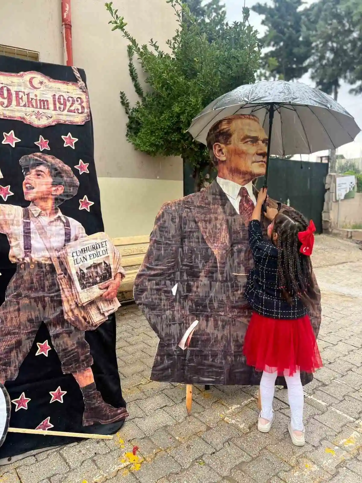 Hatay'da küçük öğrencinin Atatürk maketine şemsiye tutması takdir topladı 1