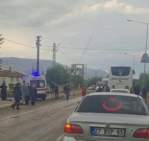 ADIYAMAN’DA, YOLCU OTOBÜSÜNÜN YAYAYA ÇARPMASI SONUCU MEYDANA GELEN KAZADA 1 KİŞİ YARALANDI.
