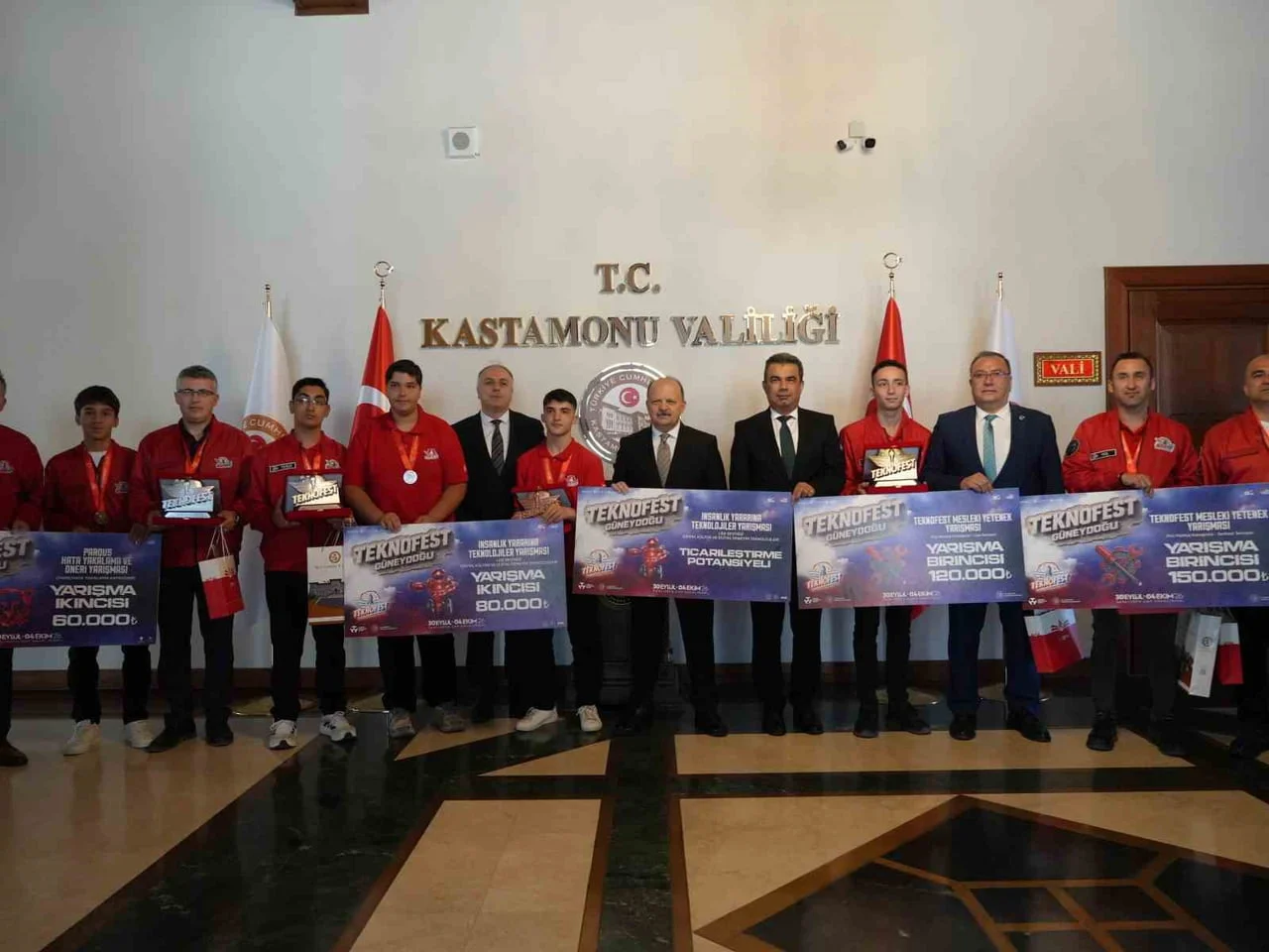 TEKNOFEST’TE DERECEYE GİREREK KASTAMONU’YU BAŞARIYLA TEMSİL EDEN ÖĞRENCİLER, KASTAMONU VALİSİ...