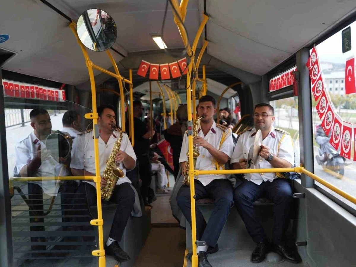 Düzce'de belediye otobüsünde yolculara 29 Ekim bando sürprizi 3