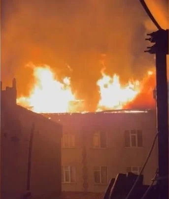 Esenler'de 5 katlı binanın çatısında korkutan yangın 4