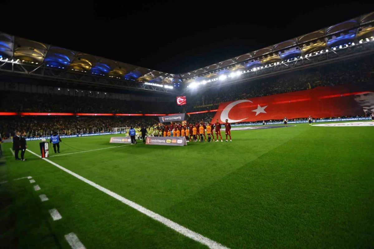 Fenerbahçe ile Göztepe maçında ilk 15 dakika golsüz geçildi 4