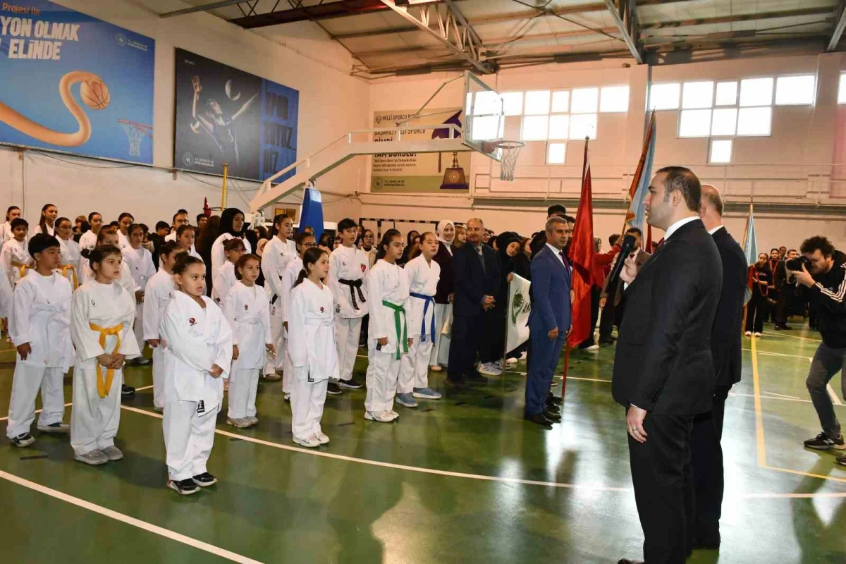 Osmaneli'nde 29 Ekim Cumhuriyet Bayramı coşkusu kapalı spor salonuna taşındı 3