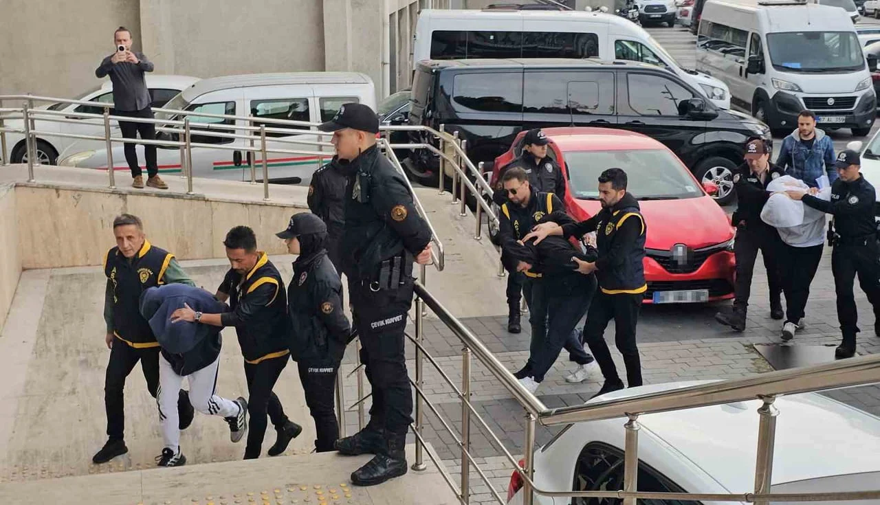 ZONGULDAK'TA DÜĞÜN KONVOYUNDA HAVAYA ATEŞ AÇILMASIYLA İLGİLİ GÖZALTINA ALINAN 3 ŞÜPHELİ ADLİYEYE...