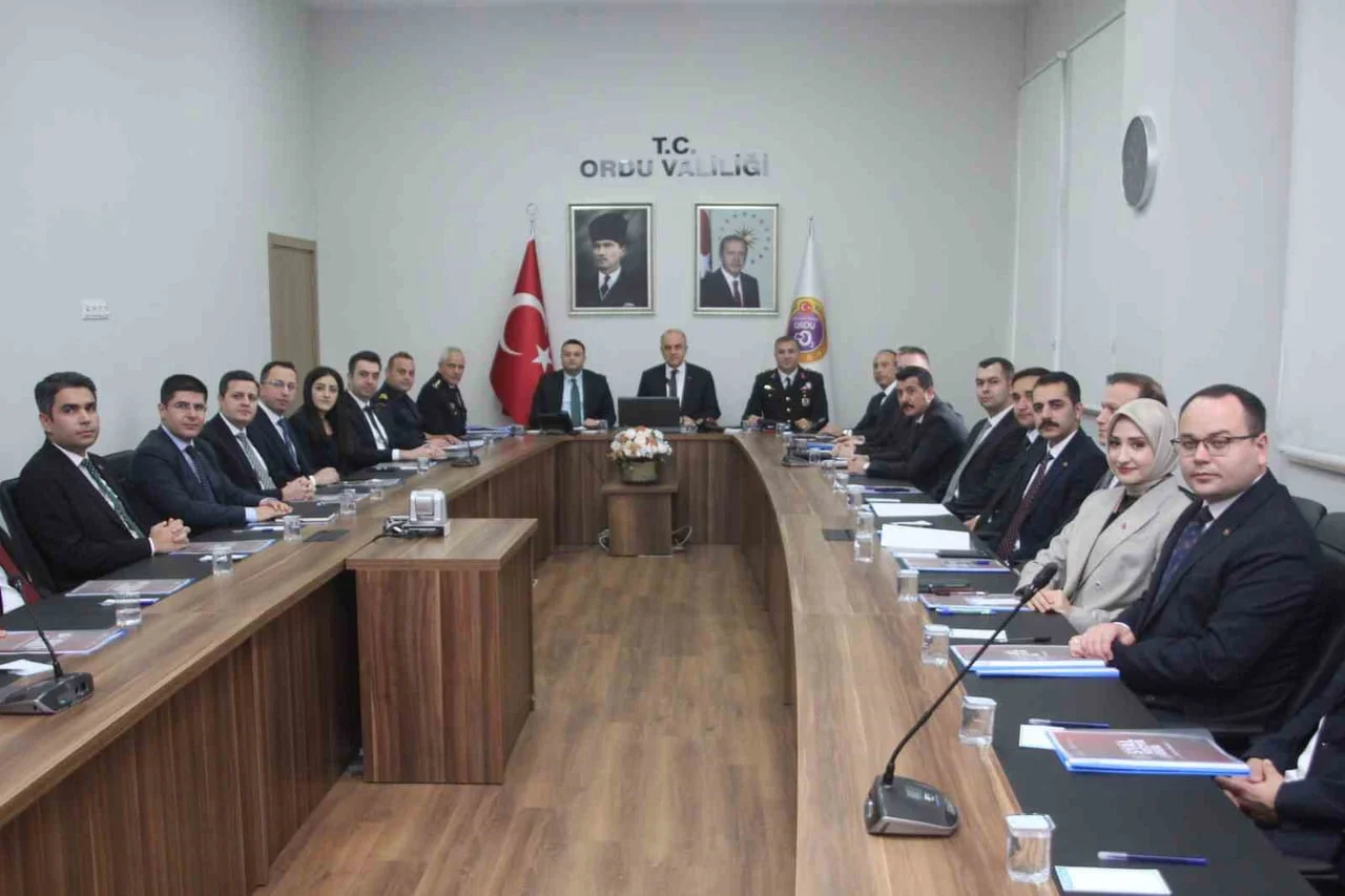 VALİLİK TOPLANTI SALONUNDA İL GÜVENLİK, ASAYİŞ VE KOORDİNASYON TOPLANTISI DÜZENLENDİ. VALİ MUAMMER...
