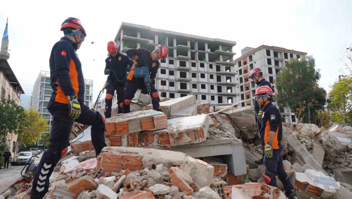 İzmir merkezli 6,7 büyüklüğündeki deprem senaryosu 3 ilde ekipleri harekete geçirdi 1