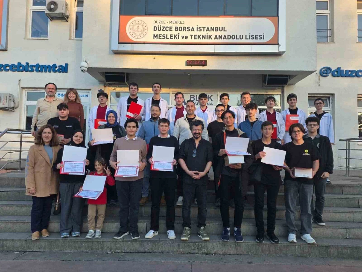 Düzce'de lise öğrencileri sanal gerçeklik gözlükleriyle üç boyutlu modelleme yaptı 4