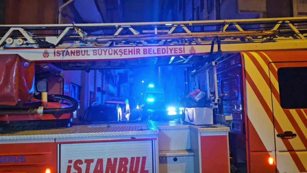 Kağıthane’de 5 katlı binanın çatısında çıkan yangın hasara yol açtı 2