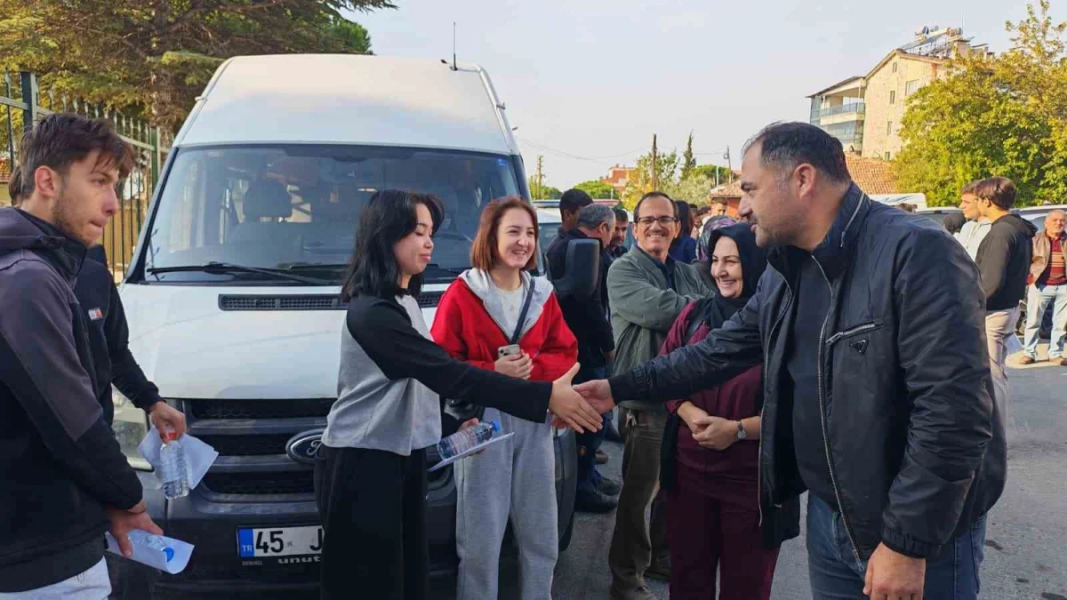 Demirci'de yolda kalan KPSS adaylarını jandarma son dakikada sınava yetiştirdi 4
