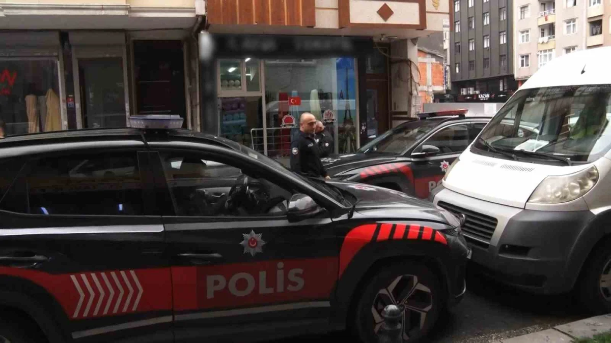 Zeytinburnu'nda haraç dehşeti: Vurulan esnaf saldırganı kovalayıp vurdu 2