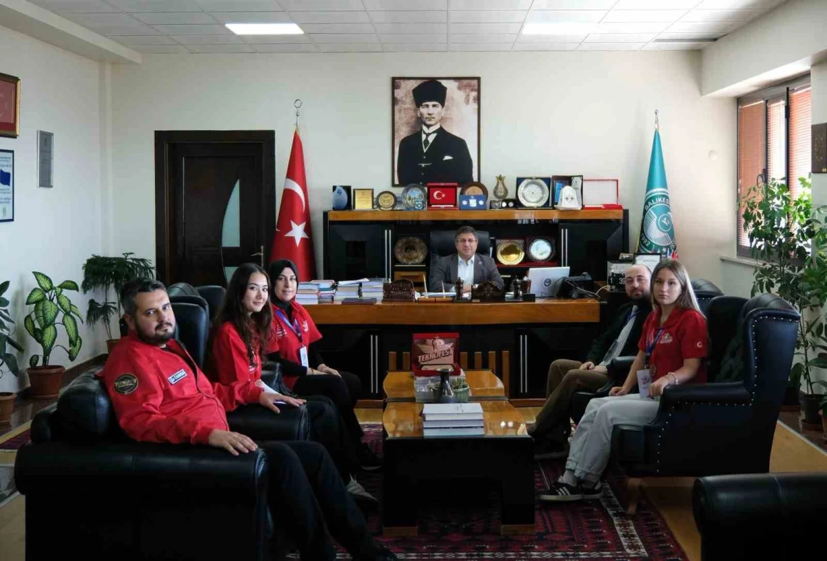 TEKNOFEST'te üçüncülük kazanan üniversitelileri Rektör Oğurlu makamında ağırladı 2