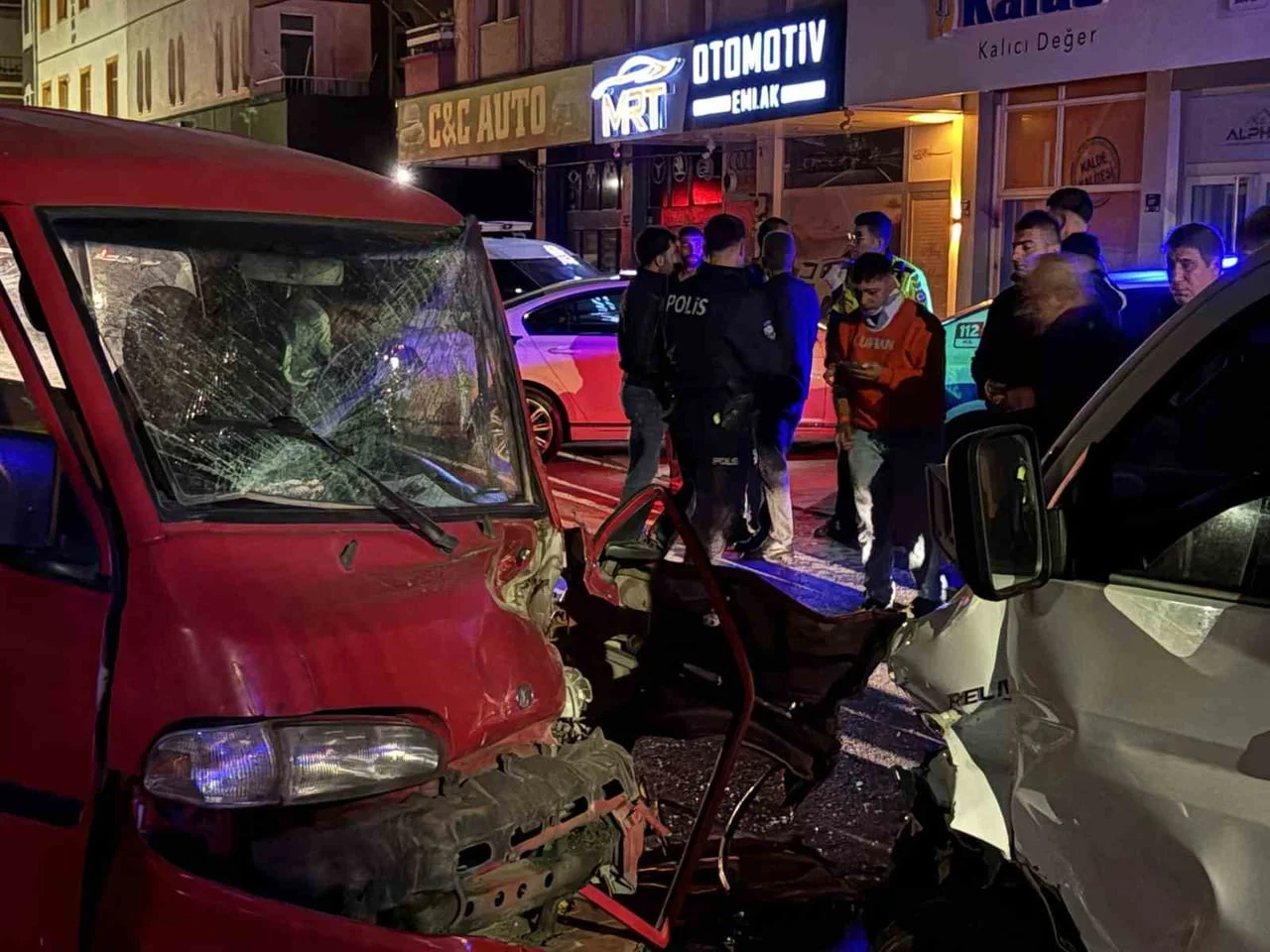 KAYSERİ’NİN MELİKGAZİ İLÇESİNDE PİKAP İLE KAMYONETİN KAFA KAFAYA ÇARPIŞTIĞI KAZADA KAMYONET...