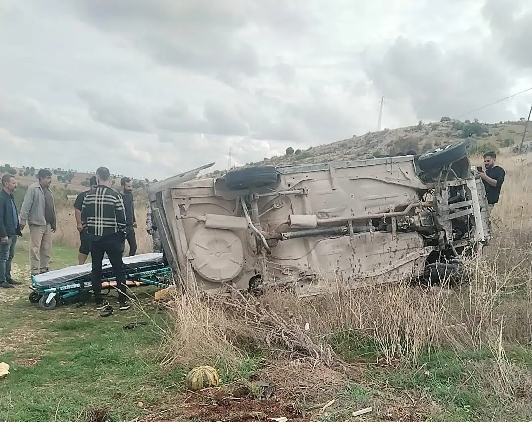 Adıyaman'da kontrolden çıkan otomobil şarampole yuvarlandı: 2 yaralı 2