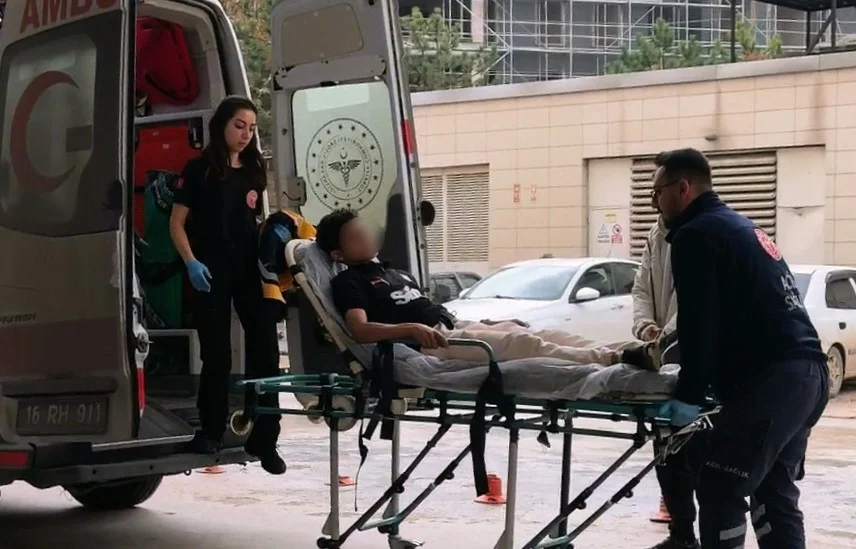 İnegöl'de duvardan atlamak isteyen çocuğun karnına tel saplandı 1