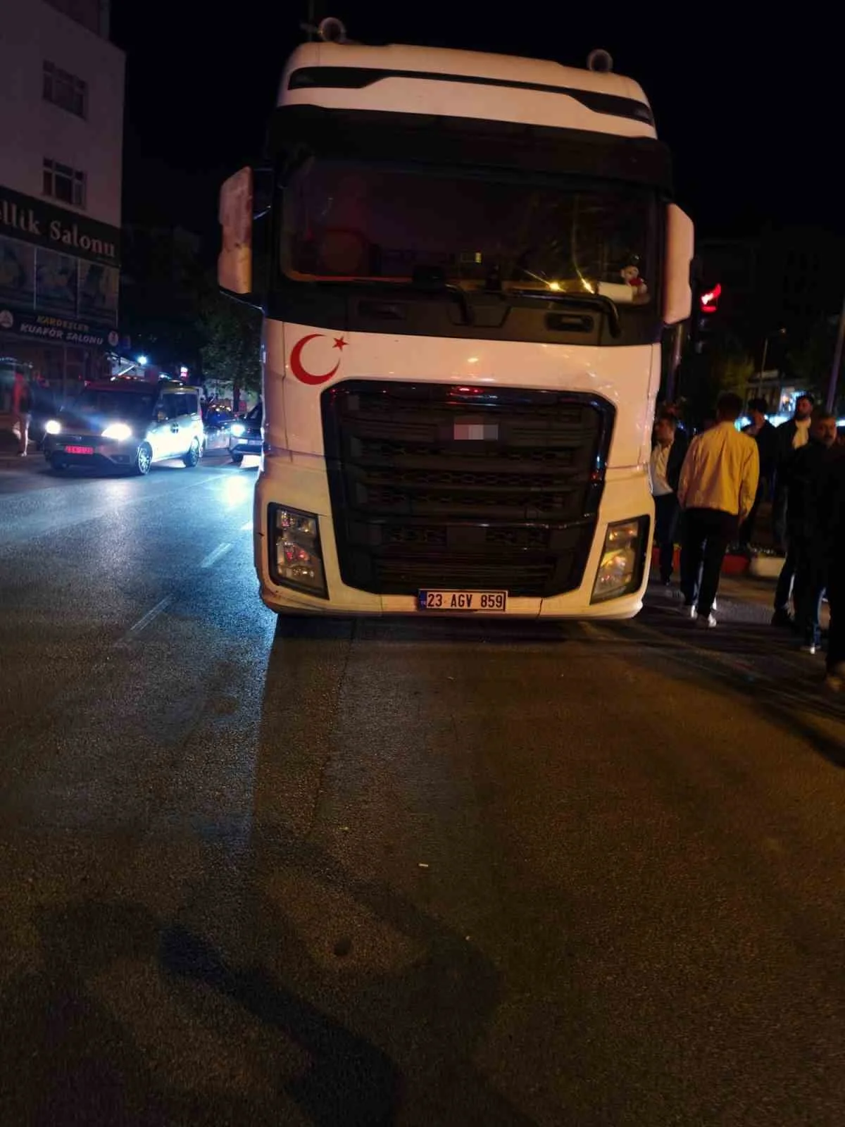 Elazığ'da kamyonun yayaya çarptığı anlar araç kamerasına yansıdı 3