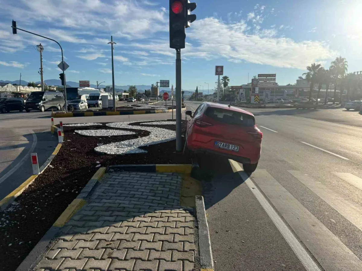 Serik'te sanayi kavşağında kaza: 1 yaralı 3