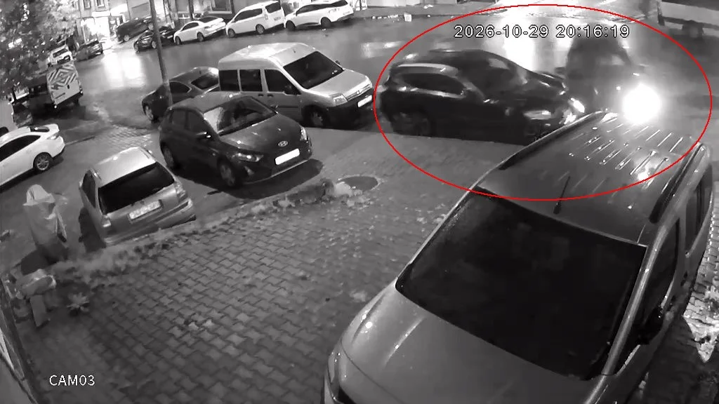 Esenyurt'ta kontrolden çıkan otomobil park halindeki araçlara çarptı 3