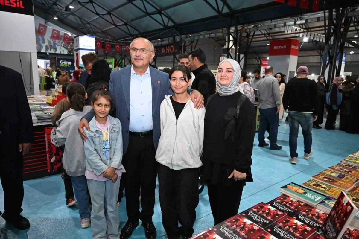 Malatya Kitap Fuarı'na yoğun katılım: Başkan Sami Er stantları gezdi 2