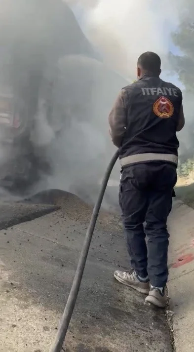 Osmaniye'de alev alan yem yüklü tırda sürücünün refleksi faciayı önledi 2