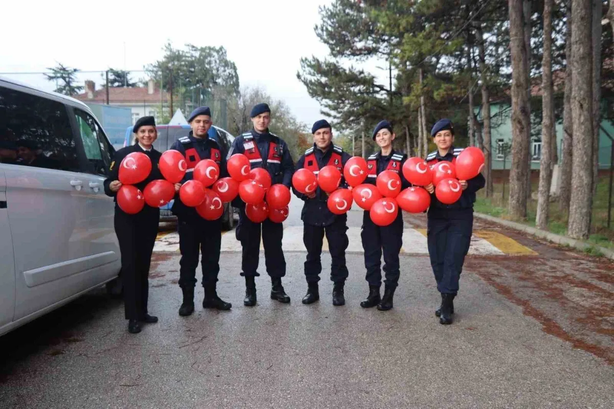 Eskişehir'de jandarma personeli minik öğrencilerle sınıfları 29 Ekim için süsledi 5