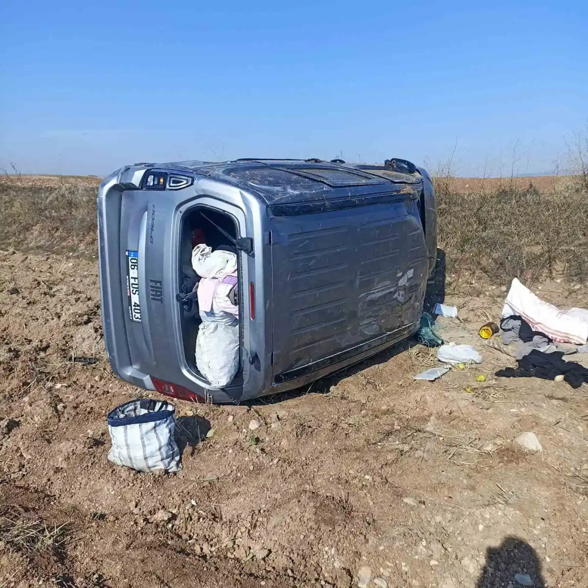 Çorum'da bariyerlere çarpan hafif ticari araç tarlaya devrildi: 2 yaralı 3