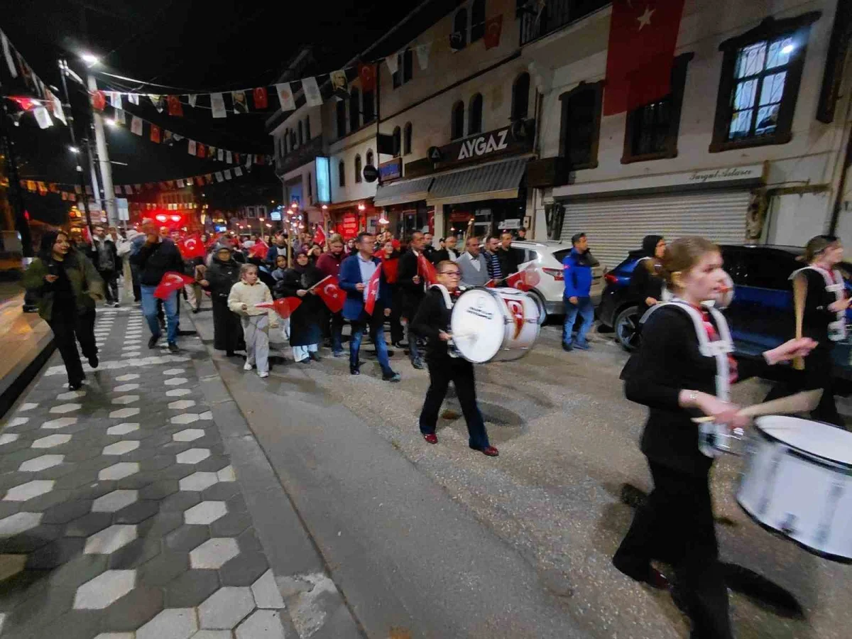 Mudurnu'da 29 Ekim Cumhuriyet Bayramı fener alayıyla kutlandı 3