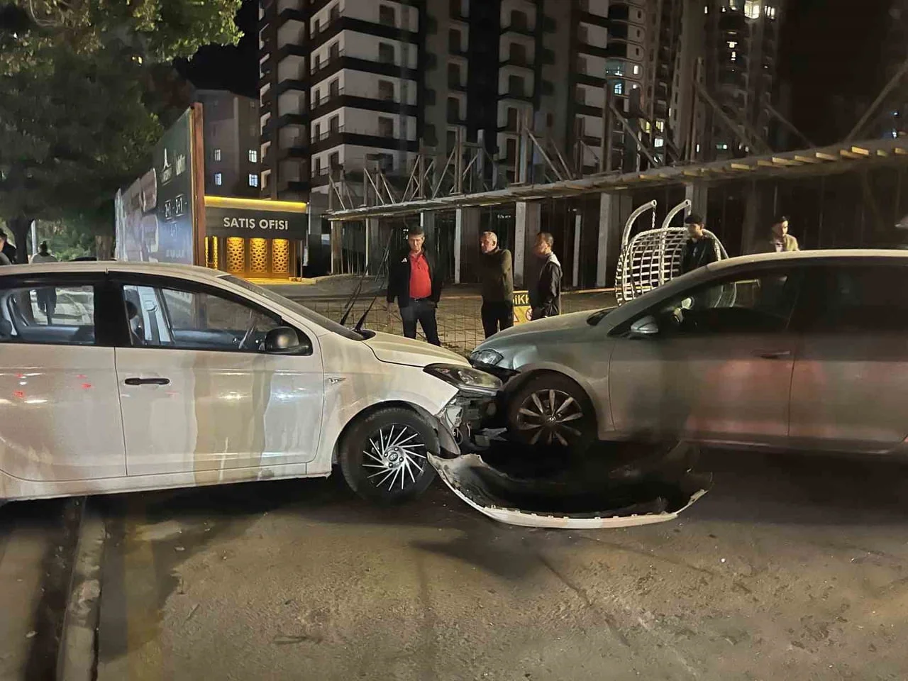 NİĞDE’DE OTOMOBİL DİREĞE VE PARK HALİNDEKİ ARACA ÇARPTI
