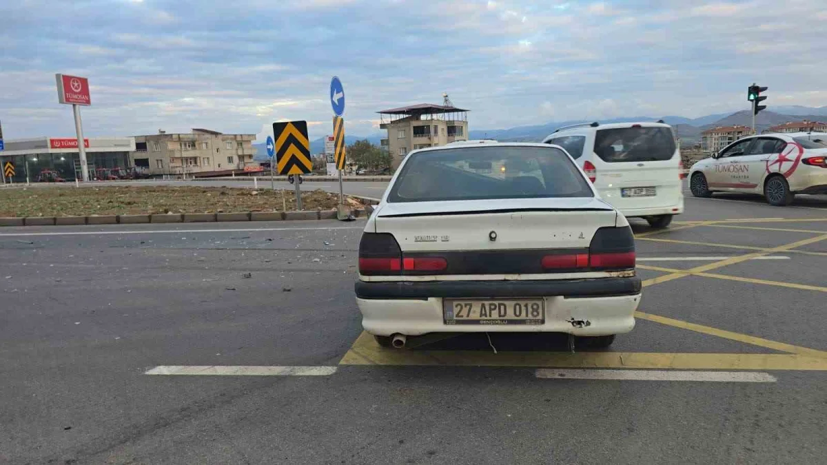 Gaziantep'in İslahiye ilçesinde iki otomobil çarpıştı 3