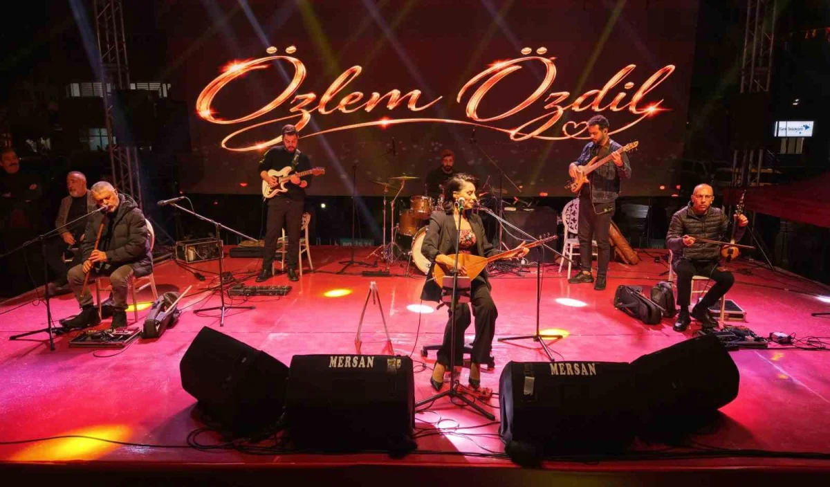 Kırıkkale'de Cumhuriyet coşkusu: Özlem Özdil türküleriyle sahne aldı 5