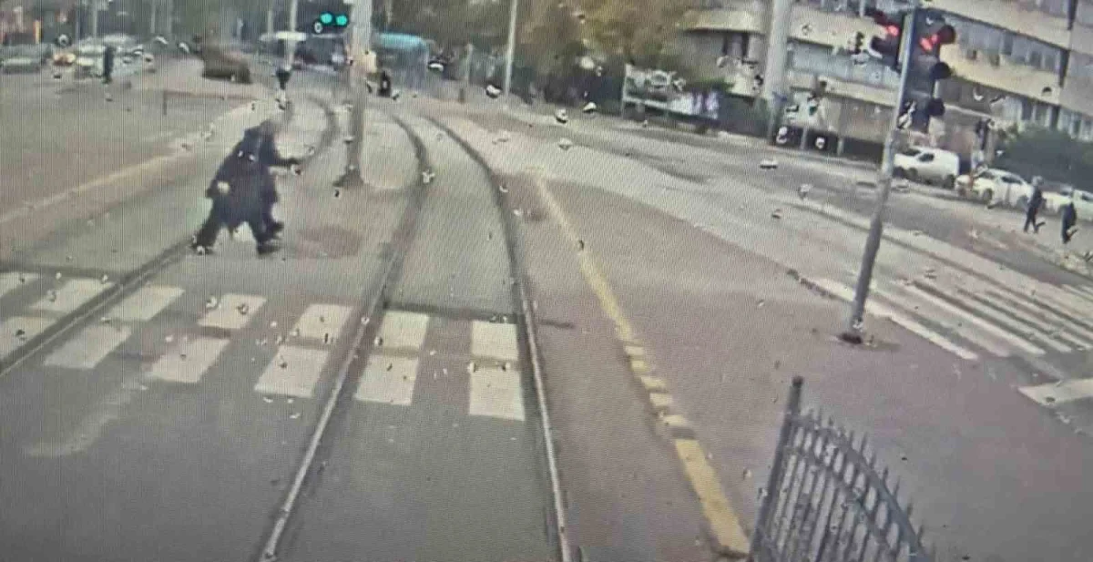 İzmit'te tramvayın çarptığı iki kadından biri ağır yaralandı 5