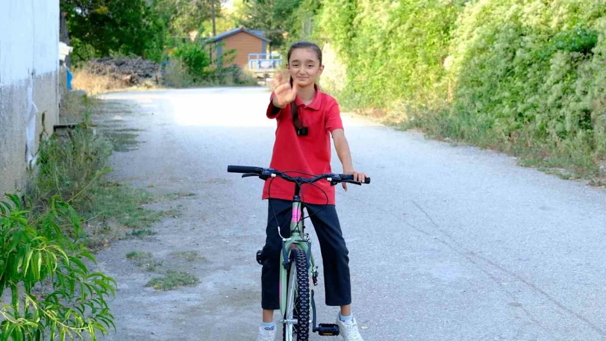 Saimbeyli'de Mahmut Dal sözünü tuttu: 10 yaşındaki İclal bisikletine kavuştu 4