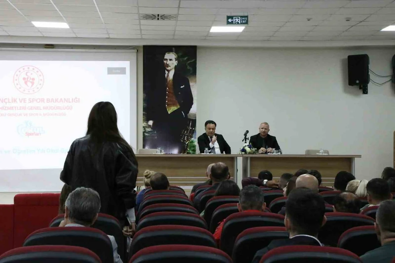 TUNCELİ’DE OKUL SPORLARININ DAHA ETKİN VE YAYGIN HALE GETİRİLMESİ İÇİN DEĞERLENDİRME TOPLANTISI...