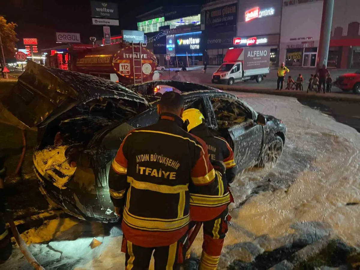 Aydın'da tırla çarpışan elektrikli otomobil alev aldı: Özel battaniyeyle 3 saatte söndürüldü 5