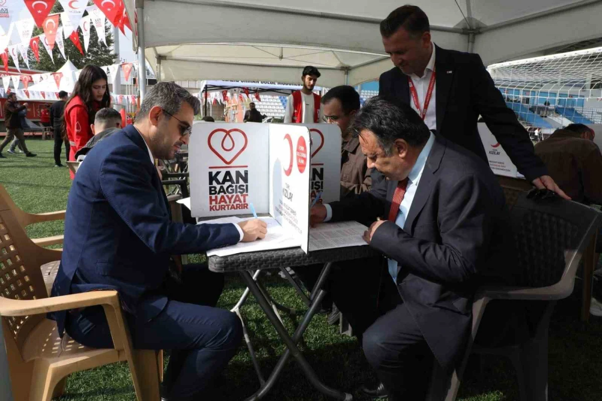 Tunceli'de kan bağışı yapanlara mavi selvi fidanı hediye edildi 4